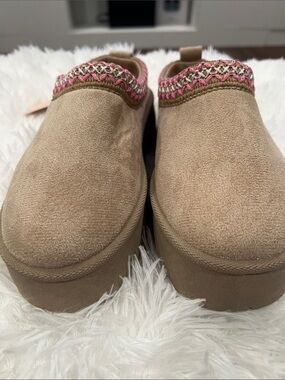 Women’s Slip-On Platform Clog in Tan with Pink Trim
